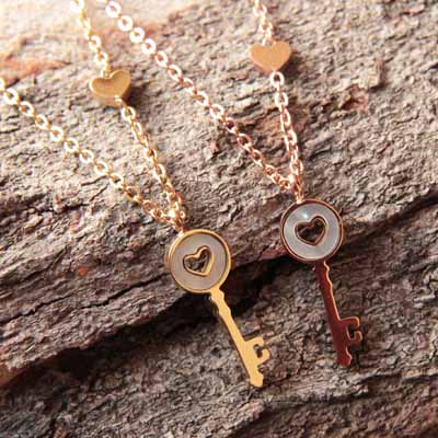 Collier clef coeur nacré pour amoureux